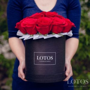 Розы в коробке для девушке