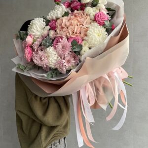 Букет от флориста с гортензией, пионовидными розами,эвкалиптом и хризантемами