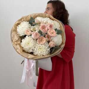 Нежный букет с пионовидными розами, хризантемами и эвкалиптом