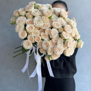 Кустовые пионовидные розы сорта Софи