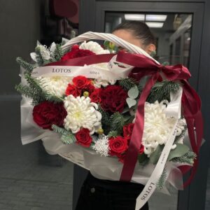 Корзина с натуральное хвоей и живыми цветами