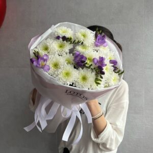 Дуо букет с фиолетовой фрезией и белой кустовой хзризантемой