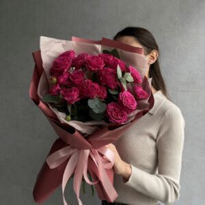 Малиновые кустовые пионовидные розы с эвкалиптом