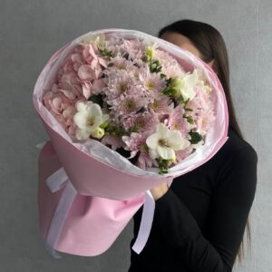 Нежный авторский букет с ароматной фрезией
