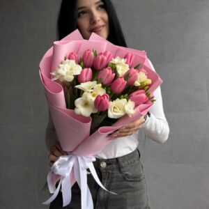 Букет к 8 марта с тюльпанами и фрезией в Симферополе