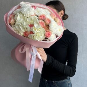 Авторский букет с кустовыми розами, гортензией и белоснежной хризантемой