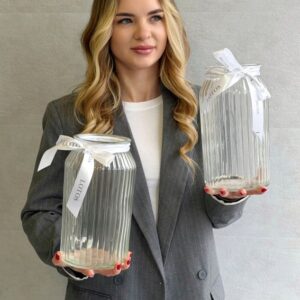 Рифленая стеклянная ваза под букет цветов