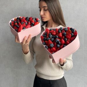 Коробочка с клубникой и голубикой