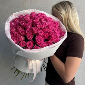 61 яркая розова роза сорта Аква