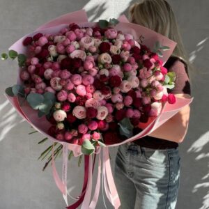 55 веток кустовых пионовидных роз с эвкалиптом